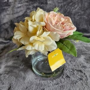 NWT spring summer Neutral Hydrangea & Rose Spray with Glass Vase, 9" home decor